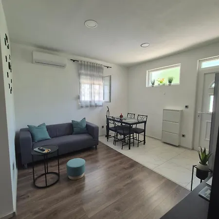 Gogo, Free Parking, Self Check-in